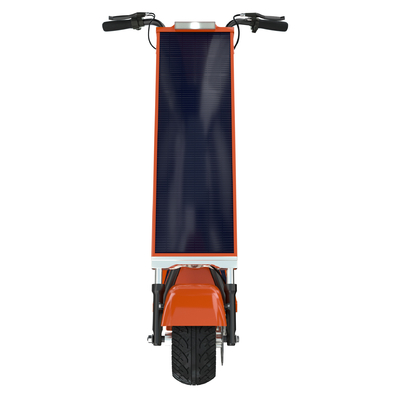 Viaggio elettrico per uomini reso ecologico con uno scooter solare ecologico