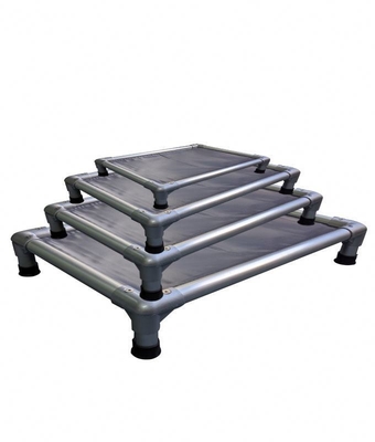 Letto elevato impermeabile per cani Disegno di trampolino conveniente e elegante per piccole razze