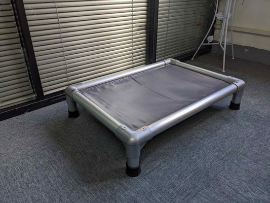 Letto elevato impermeabile per cani Disegno di trampolino conveniente e elegante per piccole razze