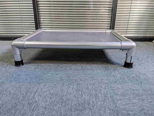 Letto elevato impermeabile per cani Disegno di trampolino conveniente e elegante per piccole razze