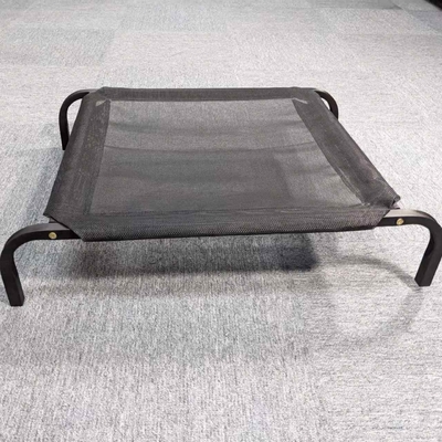 Letto elevato per cani rivestito in polvere con design traspirante e materiale impermeabile