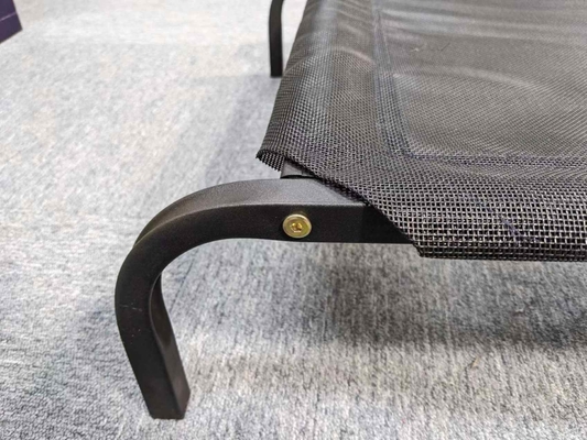 Letto elevato per cani rivestito in polvere con design traspirante e materiale impermeabile